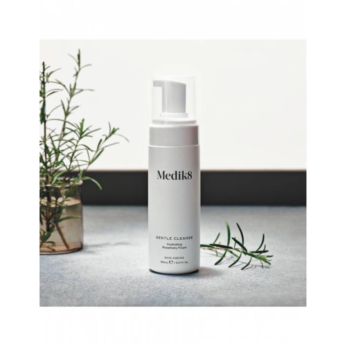 Зволожувальна пінка для вмивання з розмарином Medik8 Gentle Cleanse 150mL